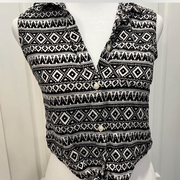 H&M 11/12 Black White Geometric Top button down tie front pocket sleeveless - Picture 1 of 5